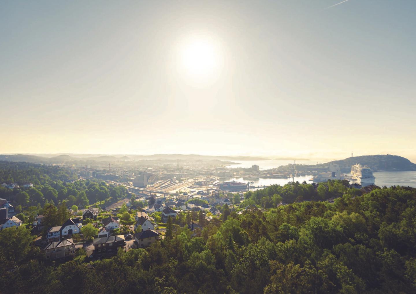 Flygbild över Kristiansand som visar Gartnerlökka-området, där Ramboll transformerar E18/E39-korridoren för att koppla samman stadsutveckling med omgivande natur och kustlinje.